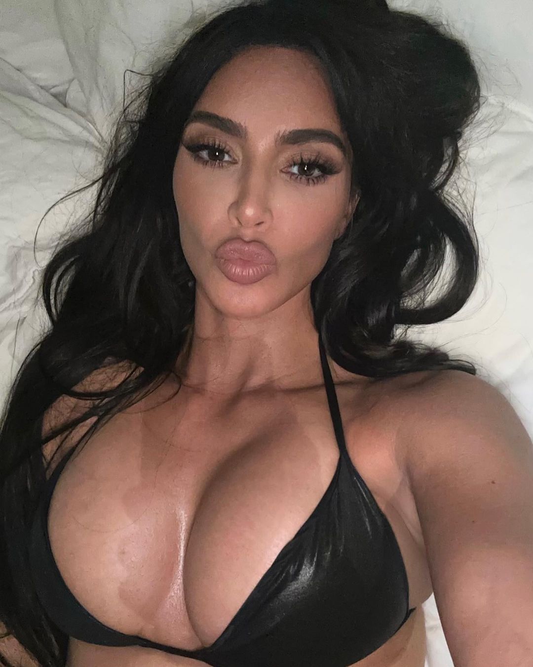 ABD'li yıldız Kim Kardashian, yatakta verdiği pozları sosyal medya hesabından yayınladı.
