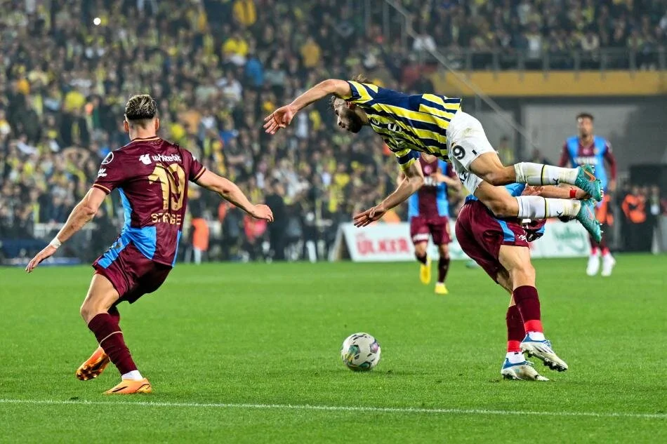 Spor yazarları, Trabzonspor'un Fenerbahçe'ye 3-1 mağlup olduğu maçı köşelerinde değerlendirdi. İşte yazarların sözleri...

