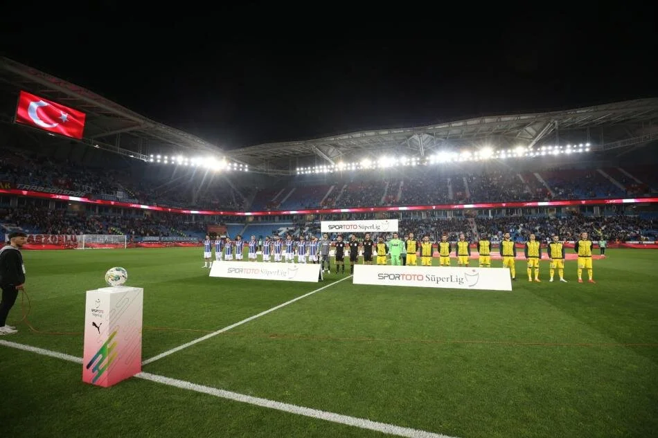 Spor yazarları, Trabzonspor'un sahasında Ankaragücü'nü 2-0 mağlup ettiği maçı köşelerinde değerlendirdi.


